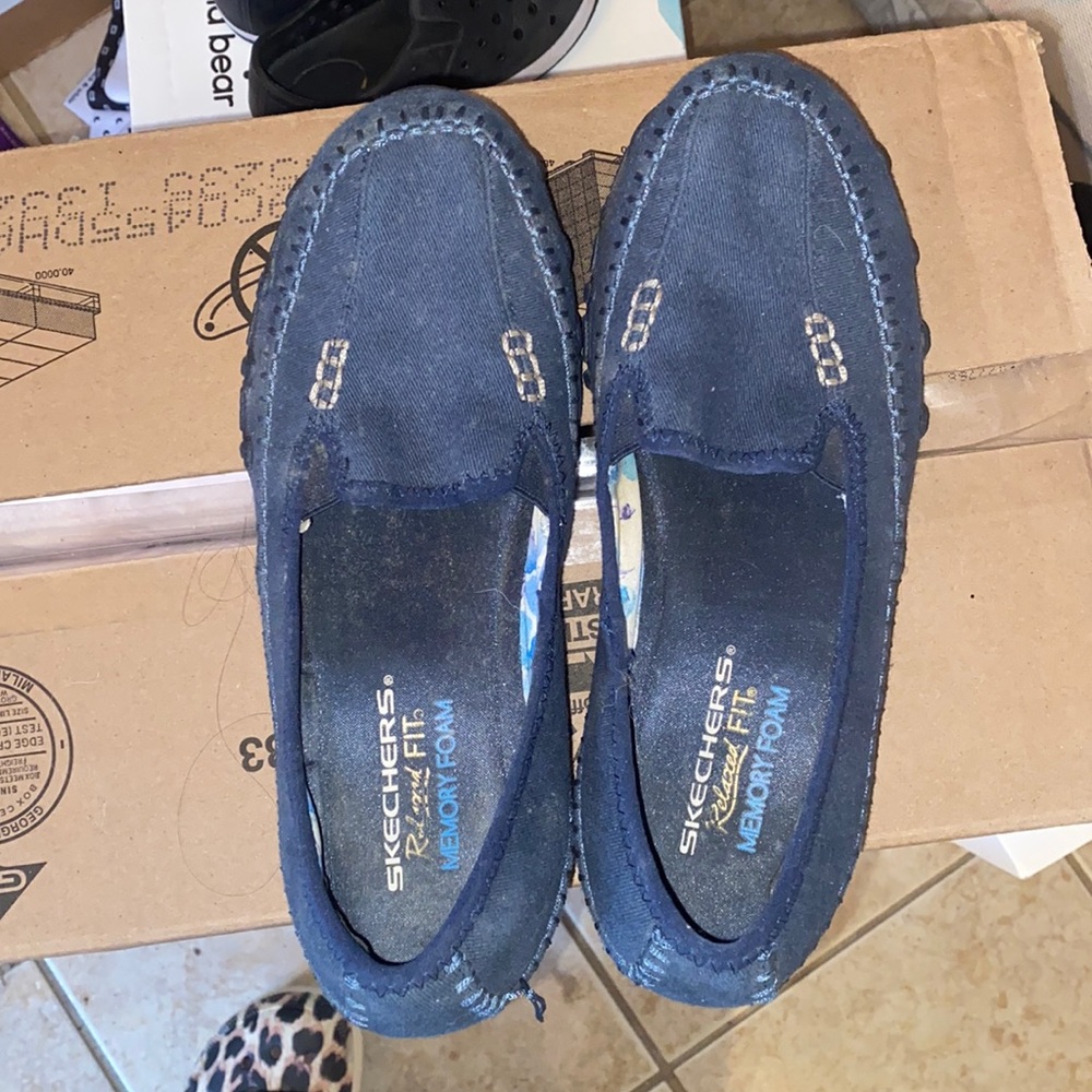 Skechers size 7 relax fit memory foam